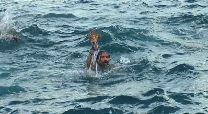 ΜΕ ΜΕΓΑΛΗ ΣΥΜΜΕΤΟΧΗ ΠΑΡΑ ΤΟ ΤΣΟΥΧΤΕΡΟ ΚΡΥΟ ΓΙΟΡΤΑΣΑΜΕ ΚΑΙ ΦΕΤΟΣ ΤΑ ΑΓΙΑ ΘΕΟΦΑΝΕΙΑ ΣΤΗΝ ΚΩ – ΓΙΑ ΔΕΥΤΕΡΗ ΧΡΟΝΙΑ ΕΠΙΑΣΕ ΤΟΝ ΣΤΑΥΡΟ Ο ΔΗΜΗΤΡΗΣ ΚΑΝΑΡΗΣ/video
