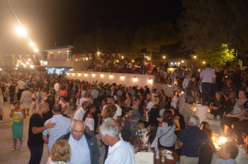 Μεγάλη προσέλευση πιστών και φέτος στην «ΑΚΟΛΟΥΘΙΑ ΤΟΥ ΕΠΙΤΑΦΙΟΥ» στην Παναγία Στυλωτή στην Κέφαλο ανήμερα της γιορτής της Κοίμησης της Θεοτόκου /video